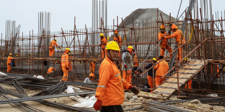 Chinese and Peruvian operators work together in the construction of the mega-port in the city of Chancay for Cosco Shipping.